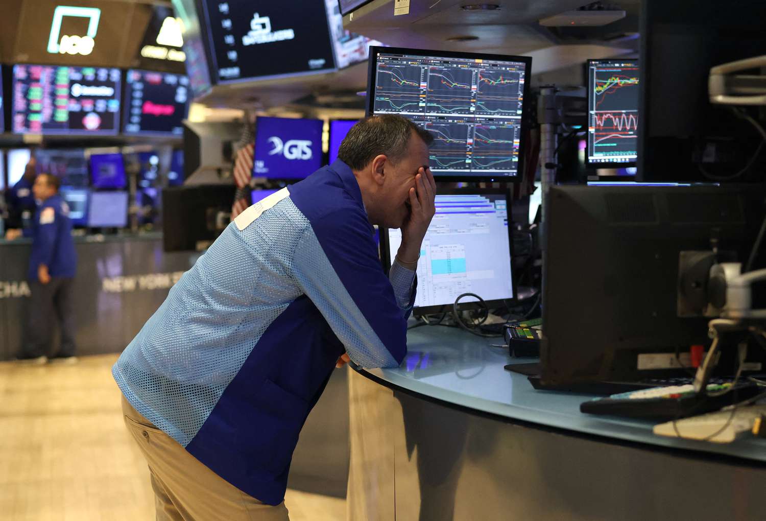 US Stock Futures Fall as Tariff-Fueled market Meltdown continues 3 June 16, 2025 3:33 pm US Stock Futures Fall as Tariff-Fueled market Meltdown continues Traders work on the floor of the New York Stock Exchange
