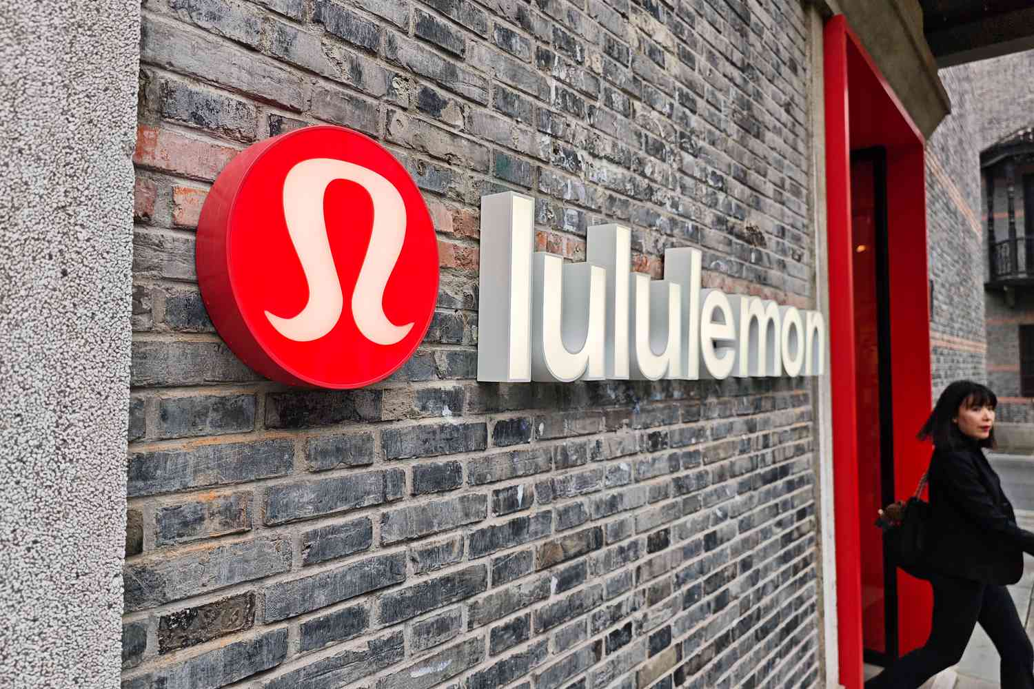 Lululemon stock tumbles as weak outlook overshadows solid Q4 3 June 13, 2025 7:52 am Lululemon stock tumbles as weak outlook overshadows solid Q4 The red Lululemon logo is seen on the side of a store, with a person exiting the building.