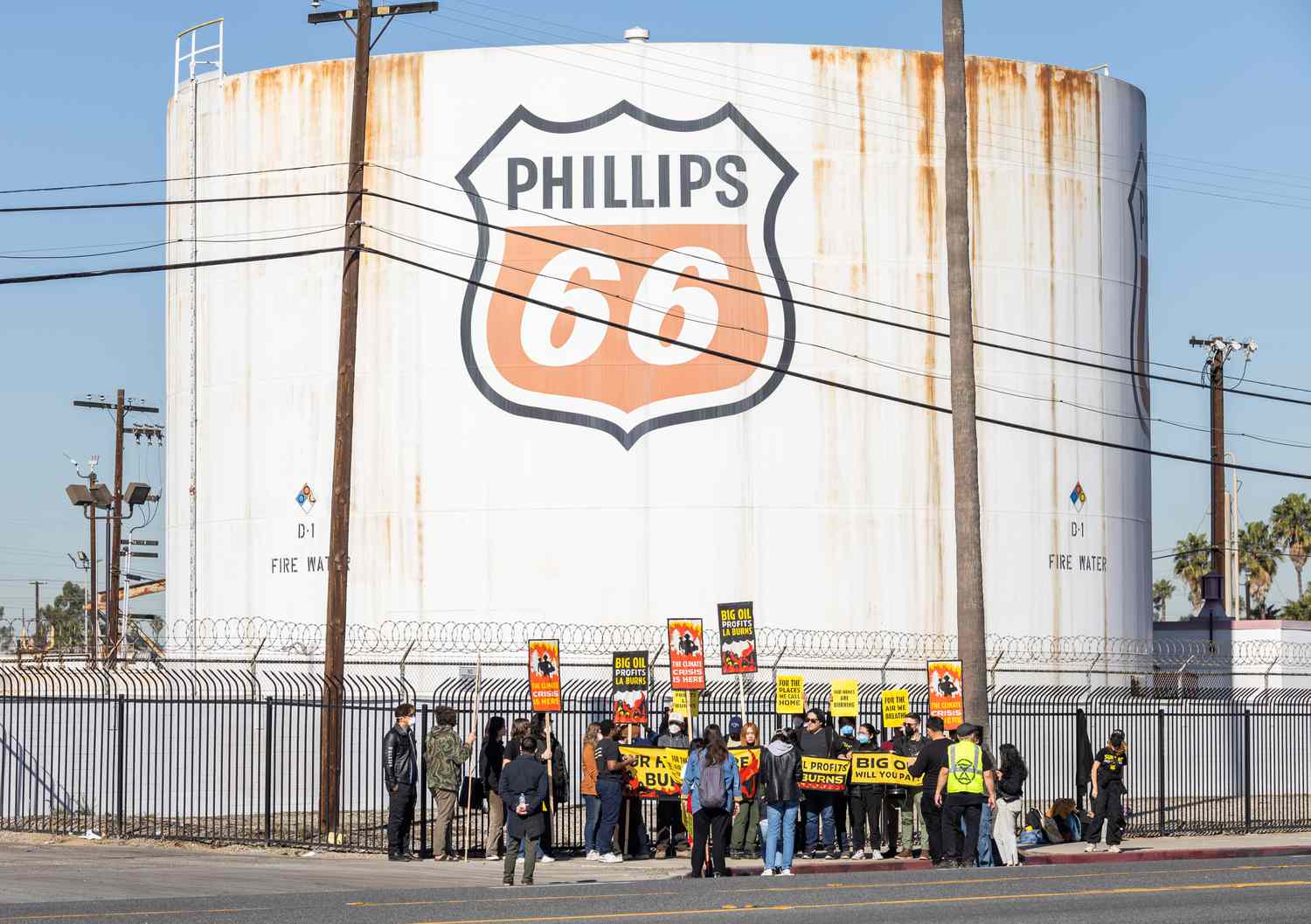 Phillips 66 Nominates two Directors as the Battle with Activist-Investor Elliott Continues 3 June 14, 2025 11:43 am Phillips 66 Nominates two Directors as the Battle with Activist-Investor Elliott Continues Sunrise Movement LA demonstrates in front of Phillips 66 refinery in Los Angeles