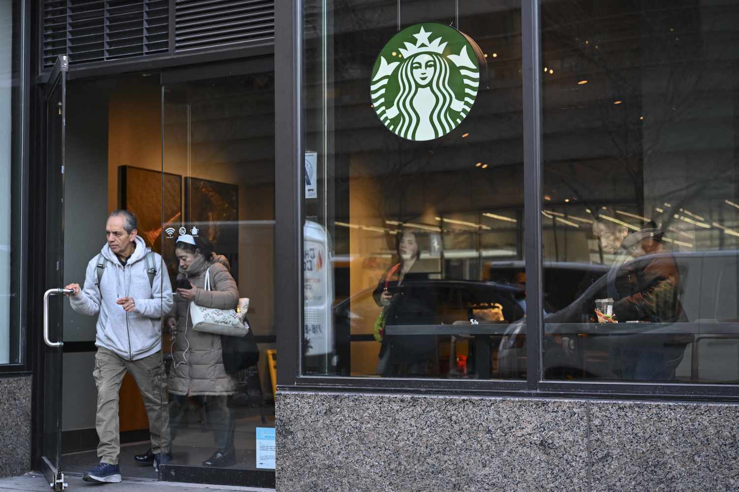 Starbucks' turnaround will hinge less on equipment, and more on the staff, CEO Says 4 August 29, 2025 8:19 pm Starbucks' turnaround will hinge less on equipment, and more on the staff, CEO Says Customers walk out of Starbucks.