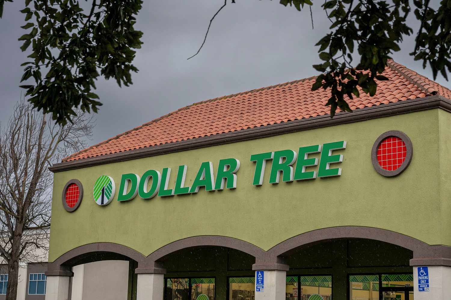 5 Issues to Know Earlier than the Inventory Market Opens 3 June 14, 2025 5:32 pm 5 Issues to Know Earlier than the Inventory Market Opens Dollar Tree store