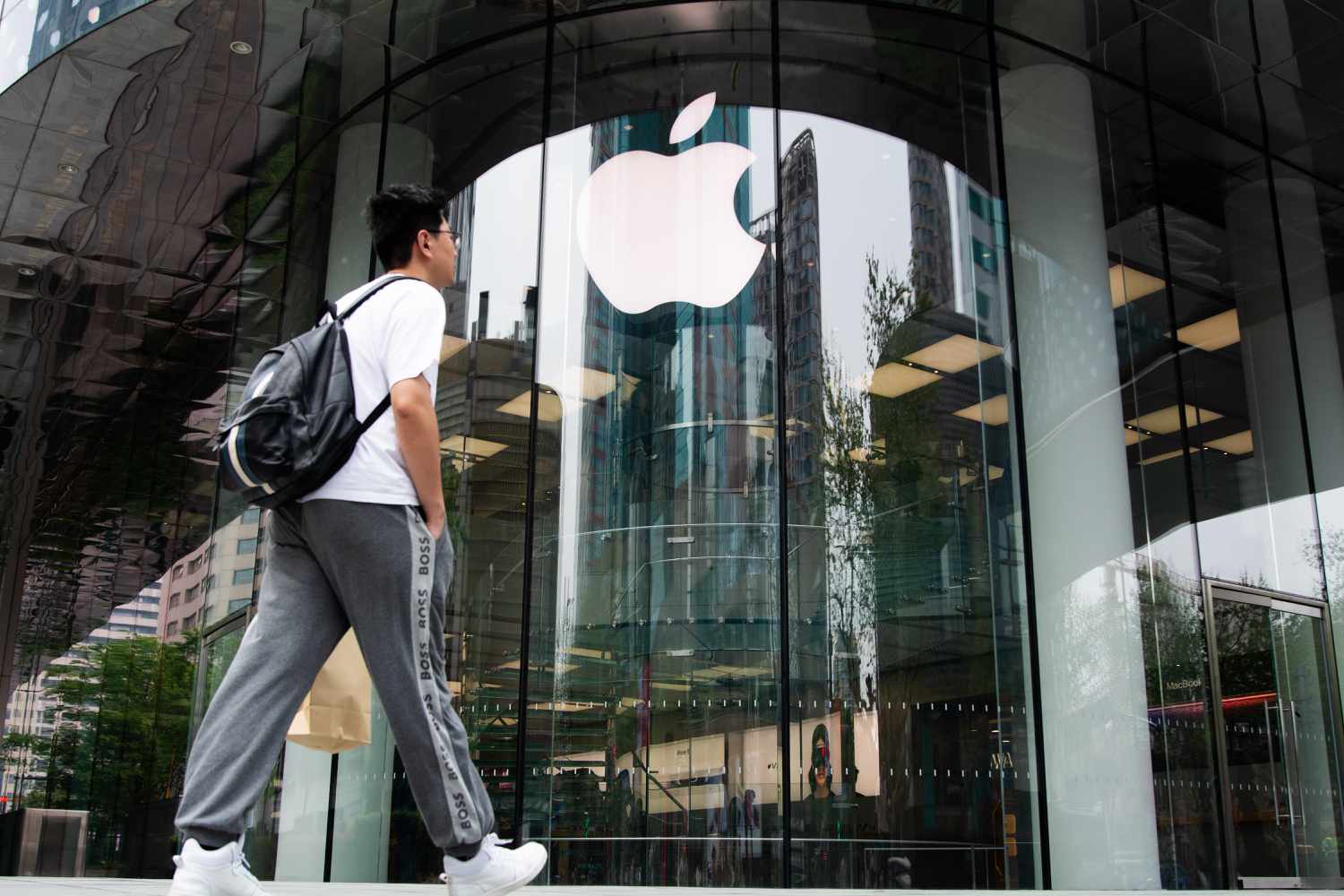 Apple leads Magnificent 7 Stocks to a Higher Close on Friday, Capping a Volatile Week 3 June 14, 2025 11:08 am Apple leads Magnificent 7 Stocks to a Higher Close on Friday, Capping a Volatile Week Apple store
