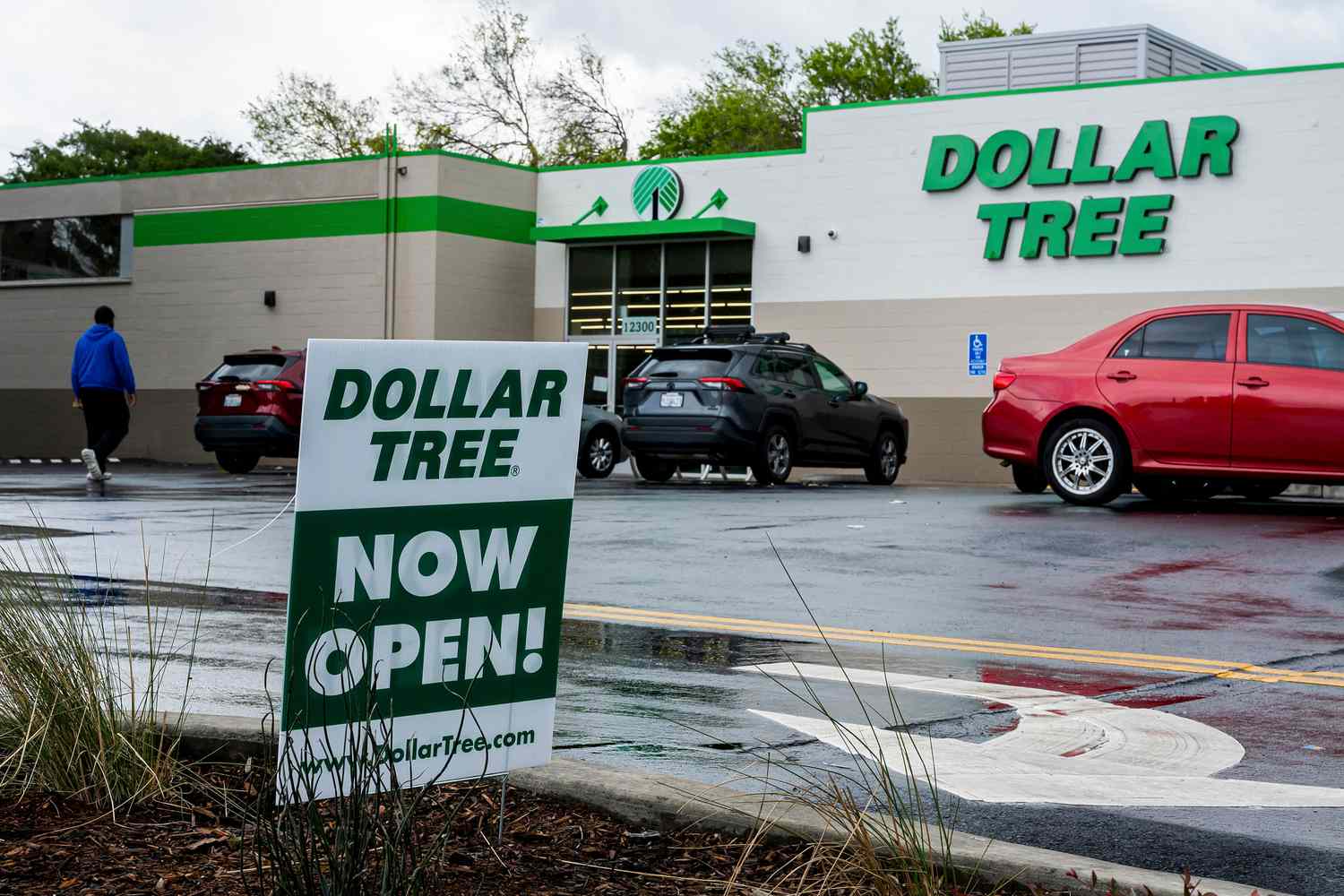 Dollar Tree to Sell Family dollar to Private-Equity firms in $1B Deal 4 August 29, 2025 8:21 pm Dollar Tree to Sell Family dollar to Private-Equity firms in $1B Deal A green and white "Dollar Tree Now Open" sign is seen outside of a Dollar Tree store.