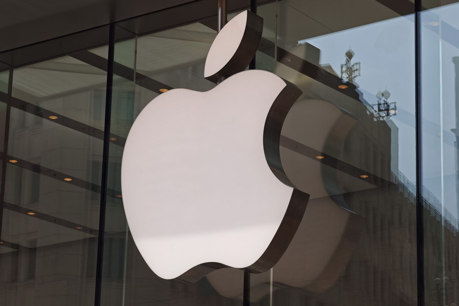Apple, Dell, Dell, and other tech stocks rise on tariff exemptions 3 May 8, 2025 10:30 pm Apple, Dell, Dell, and other tech stocks rise on tariff exemptions The Apple logo is displayed on the facade of the Apple flagship store in Shanghai, China.