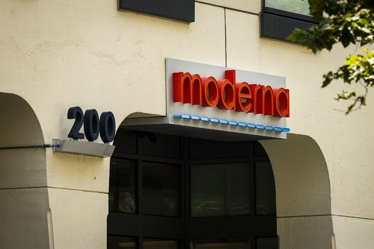 S&P500 Gains and Losses today: Moderna Stock Plunges after Resignation of FDA Official 3 July 16, 2025 7:13 am S&P500 Gains and Losses today: Moderna Stock Plunges after Resignation of FDA Official Moderna headquarters in Cambridge, Massachusetts
