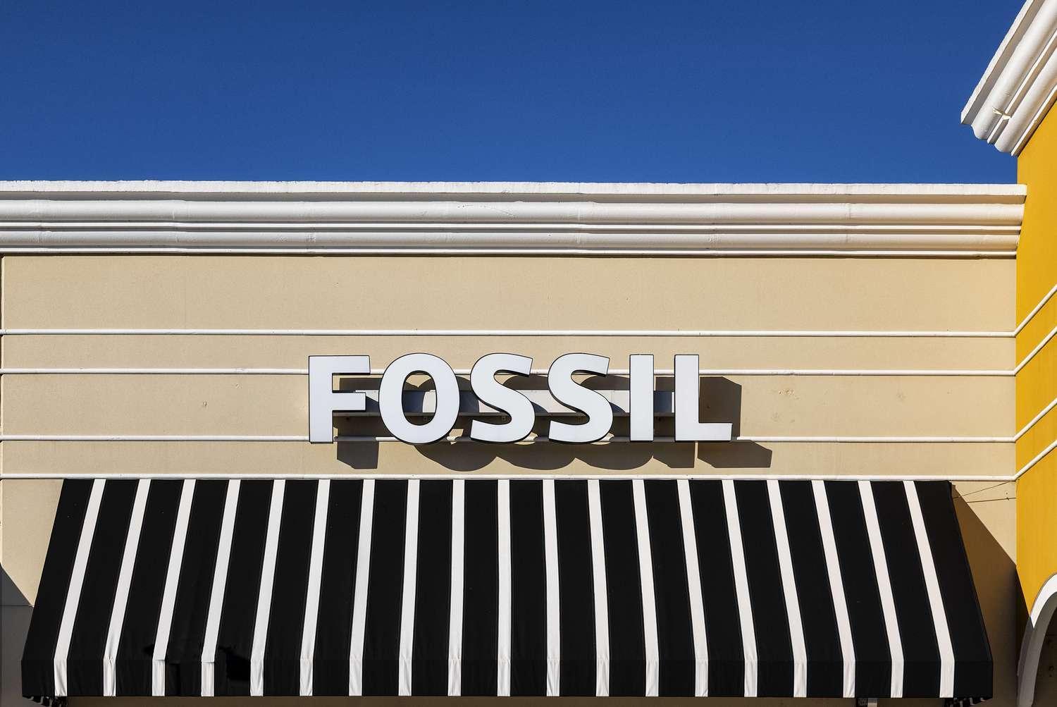 Fossil Group stock surges on turnaround plan with layoffs and store closures 2 April 19, 2025 10:14 pm Fossil Group stock surges on turnaround plan with layoffs and store closures Fossil watch store and sign