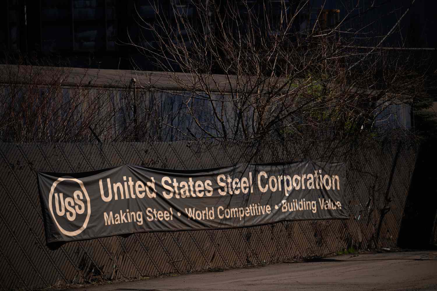US Metal Inventory Jumps as Trump Orders Evaluate of Biden-Blocked $14.1B Nippon Deal 3 July 22, 2025 2:40 am US Metal Inventory Jumps as Trump Orders Evaluate of Biden-Blocked $14.1B Nippon Deal Signage at the United States Steel Corp. Edgar Thomson Works steel mill in Braddock, Pennsylvania