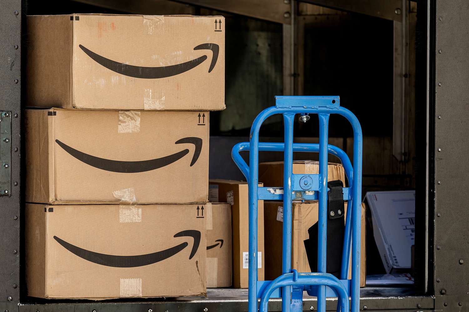 Analysts Stay Bullish on Amazon Inventory Regardless of Tariff Uncertainty 3 June 14, 2025 11:39 am Analysts Stay Bullish on Amazon Inventory Regardless of Tariff Uncertainty Amazon packages are seen inside a truck, with a blue dolly next to them.