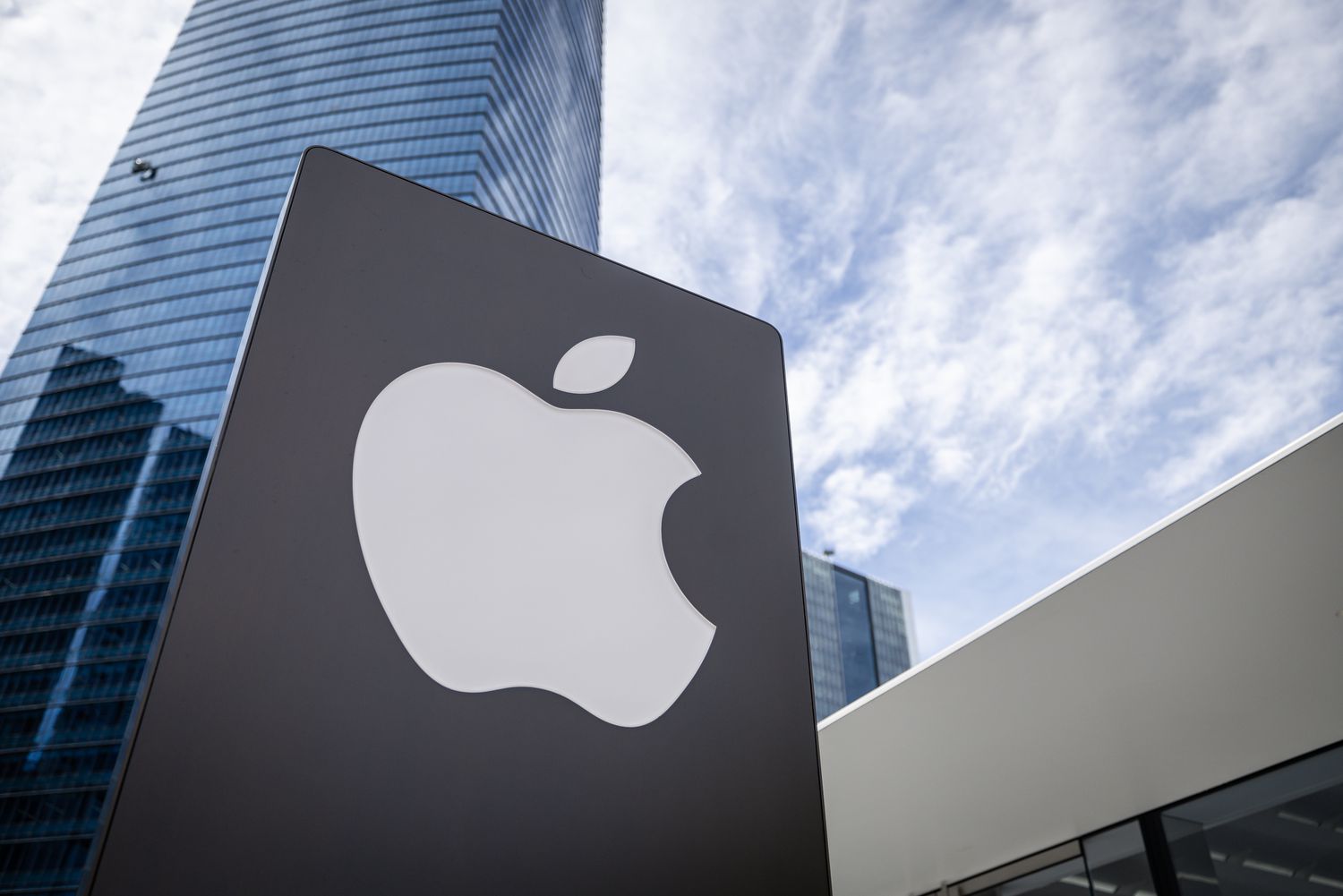 Apple Leads Magnificent 7, Stocks Lower, as Trump Tariffs Land 'Higher Than Expected 3 July 16, 2025 4:48 am Apple Leads Magnificent 7, Stocks Lower, as Trump Tariffs Land 'Higher Than Expected Apple signage.
