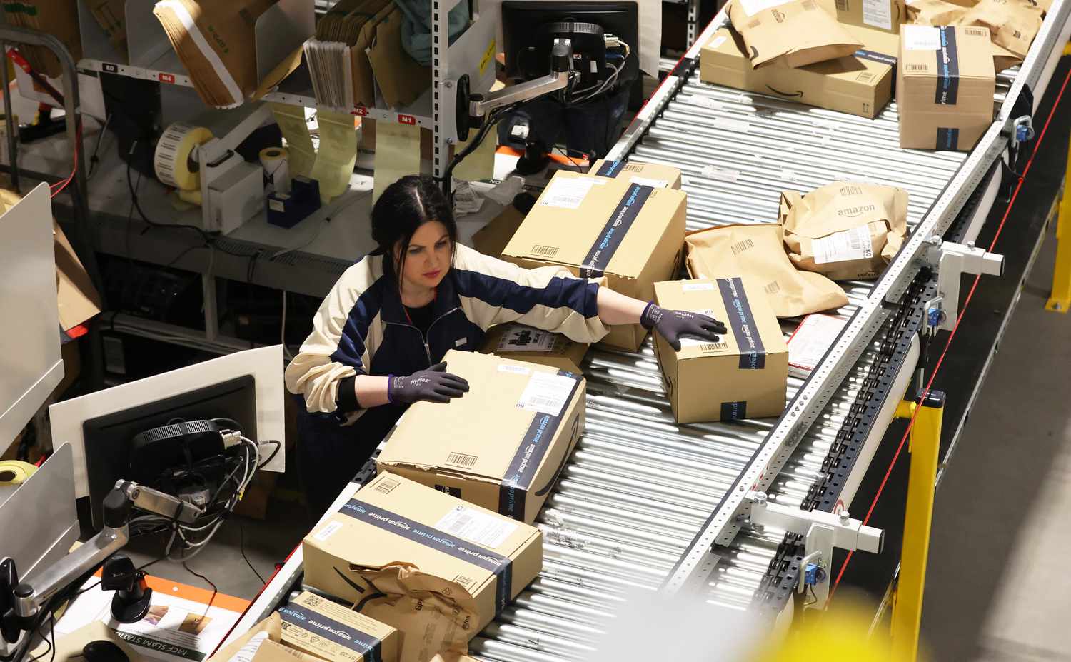 Oppenheimer Cuts Amazon’s Target Price by 15% Ahead Earnings Report 3 July 11, 2025 6:50 pm Oppenheimer Cuts Amazon’s Target Price by 15% Ahead Earnings Report A woman works on an assembly line at an Amazon fulfillment center