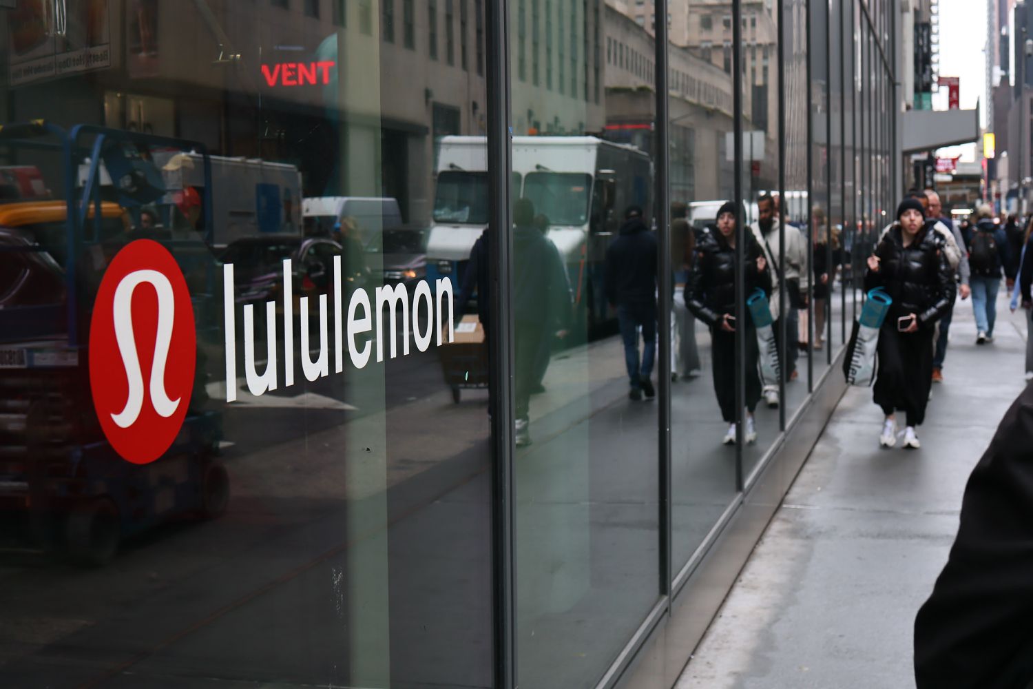 These analysts say that retailers face the greatest uncertainty since COVID 3 July 19, 2025 5:17 pm These analysts say that retailers face the greatest uncertainty since COVID People walk by a Lululemon store.