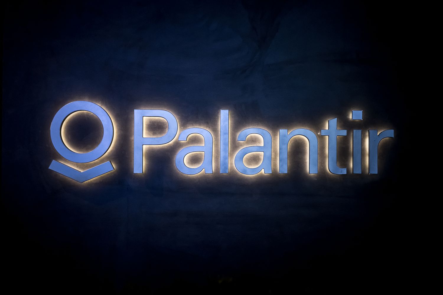 Palantir logo.