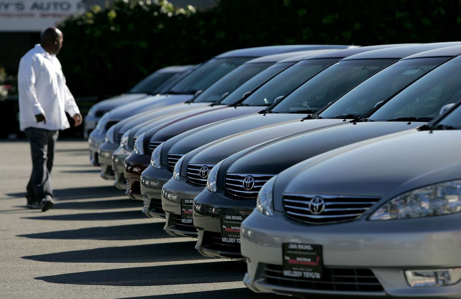 Survey finds Americans abandoning plans to buy cars while expecting prices to rise 3 June 14, 2025 11:04 am Survey finds Americans abandoning plans to buy cars while expecting prices to rise A man walks near a row of cars for sale.