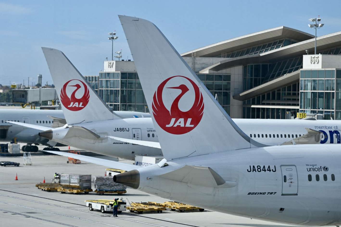Boeing Surges on Positive Signs: S&P 500 Gains & Losses Today 3 April 20, 2025 1:01 am Boeing Surges on Positive Signs: S&P 500 Gains & Losses Today Japan Airlines Boeing 787 Planes at LAX