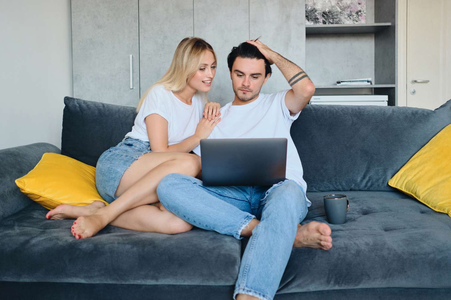Mortgage Rates Continue to drop, but hold onto 4-day drop - Apr. 30, 2025 4 August 29, 2025 8:07 pm Mortgage Rates Continue to drop, but hold onto 4-day drop - Apr. 30, 2025 Young couple sitting on their sofa and looking together at online mortgage rates