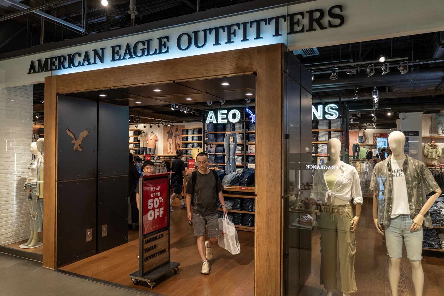 American Eagle Outfitters says consumers are afraid and cutting spending 3 April 19, 2025 8:54 pm American Eagle Outfitters says consumers are afraid and cutting spending American Eagle Store
