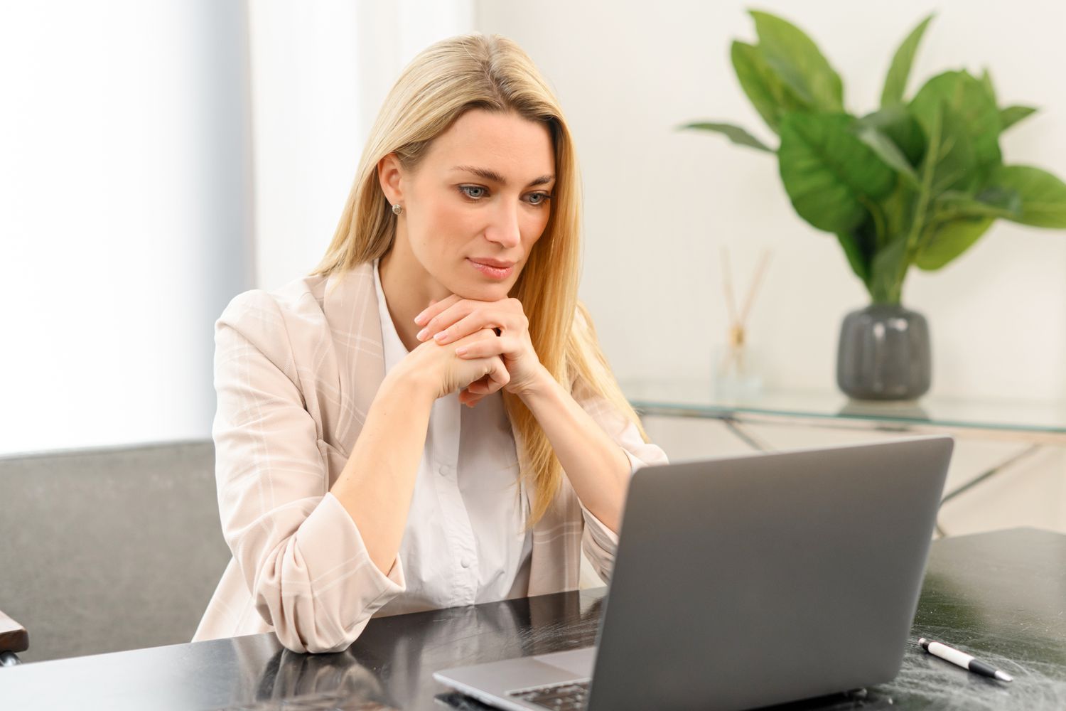 Are You Stashing Cash while You Wait for Trump’s Tariffs? Today's Top Safe Havens pay up to 5.00% 3 June 16, 2025 4:02 pm Are You Stashing Cash while You Wait for Trump’s Tariffs? Today's Top Safe Havens pay up to 5.00% Woman in her 30s looking at bank rates on her laptop
