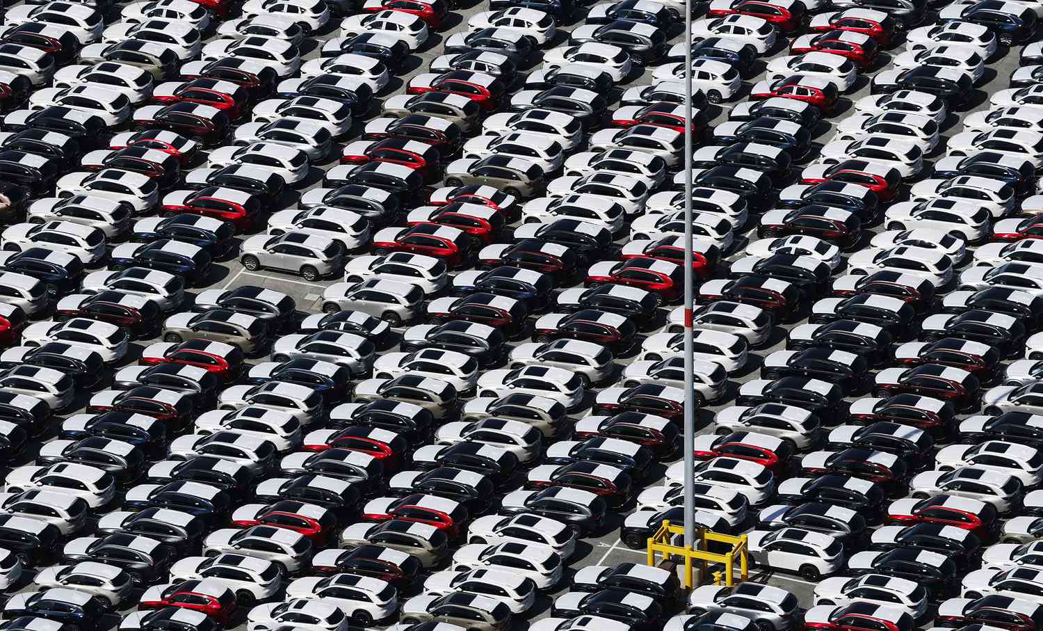 Automakers to Benefit from Tariff Softening 3 June 9, 2025 8:46 am Automakers to Benefit from Tariff Softening Rows of cars sit in a lot at the Port of Los Angeles.