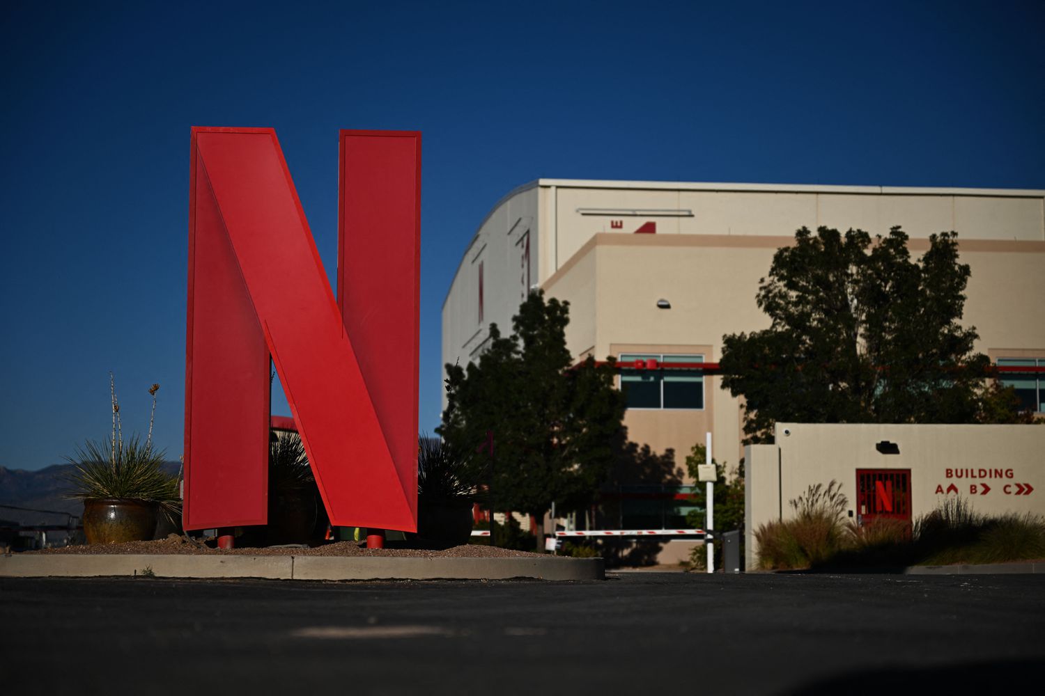 S&P Gains and Losses today: Netflix shares surge as report reveals ambitious goals 3 May 8, 2025 10:45 pm S&P Gains and Losses today: Netflix shares surge as report reveals ambitious goals Netflix