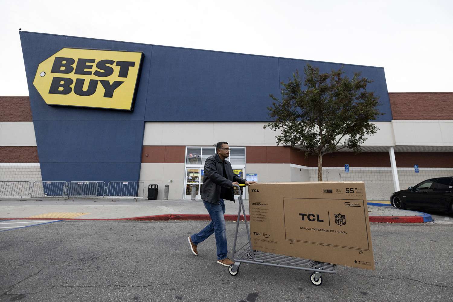 Best Buy is Next Big Retailer To Launch A Marketplace. Here's What we Know 2 April 19, 2025 11:00 pm Best Buy is Next Big Retailer To Launch A Marketplace. Here's What we Know A shopper outside a California Best Buy store in November.