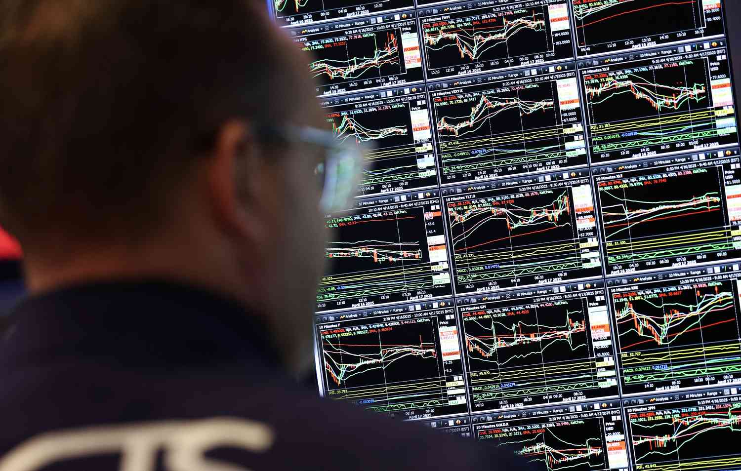 S&P500 Gains and losses today: Index falls when Trump criticizes Powell's interest rates policy 4 August 29, 2025 7:20 am S&P500 Gains and losses today: Index falls when Trump criticizes Powell's interest rates policy A trader works on the floor of the New York Stock Exchange (NYSE) at the opening bell in New York City, on April 17, 2025.