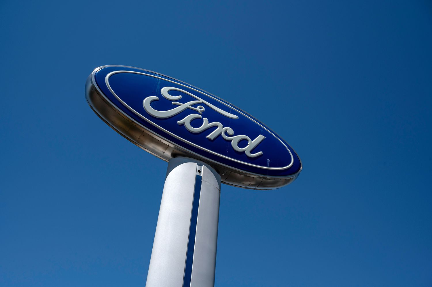Ford faces investigation of 1.3M F-150 trucks over potential safety issue 3 June 13, 2025 7:07 am Ford faces investigation of 1.3M F-150 trucks over potential safety issue Ford signage at a dealership.