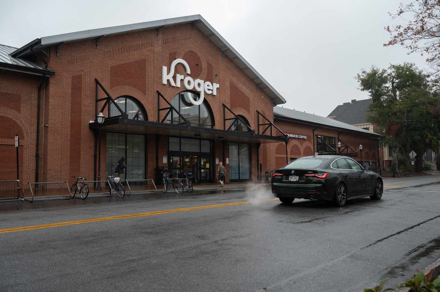 Analyst Calls Kroger's ‘Deteriorating Business' the Reason To Sell 3 May 8, 2025 10:43 pm Analyst Calls Kroger's ‘Deteriorating Business' the Reason To Sell A car passes a Kroger store