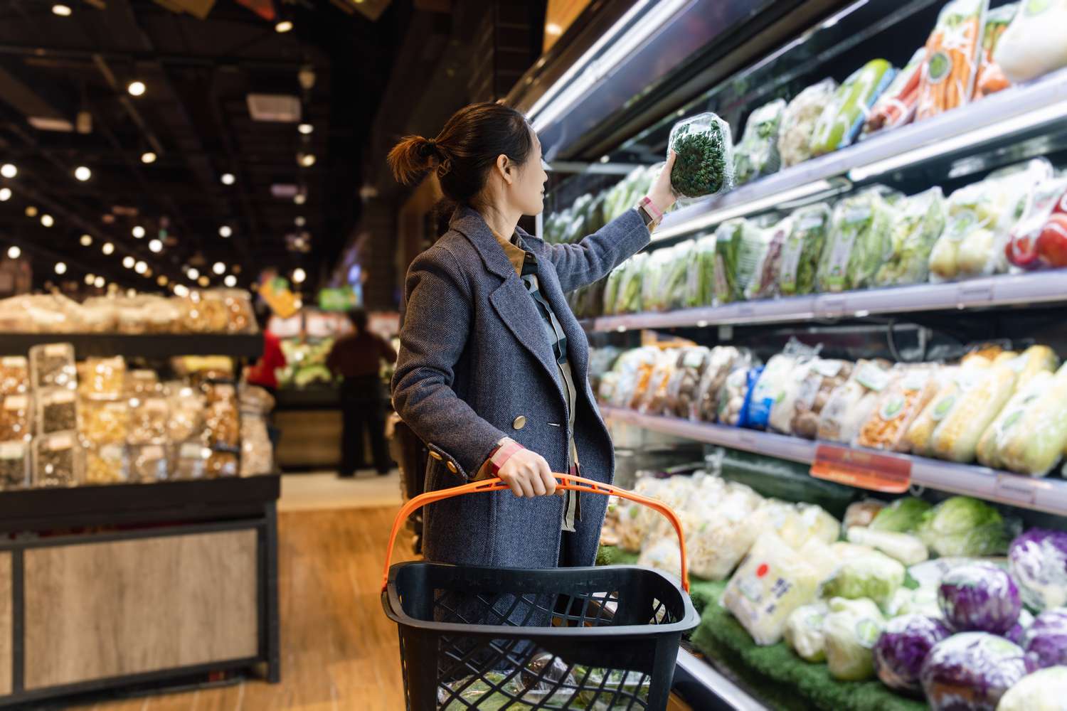 Americans Rely on Tax Refunds as Costs of Living Remain high 3 April 20, 2025 12:31 am Americans Rely on Tax Refunds as Costs of Living Remain high Woman picking out vegetables in a grocery store.