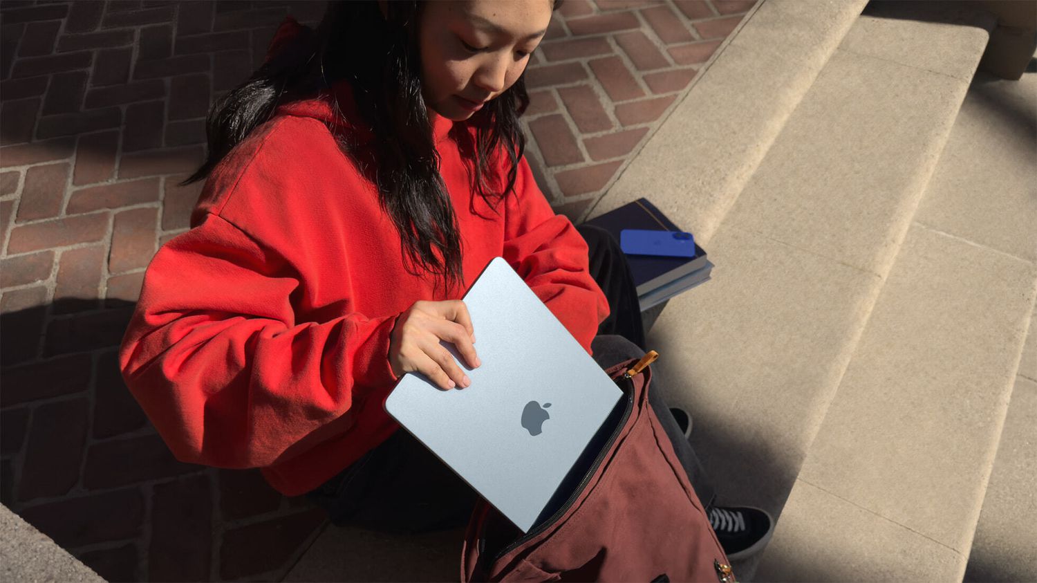 Here's what reviewers think of Apple's new M4 MacBook Air 3 July 9, 2025 7:36 pm Here's what reviewers think of Apple's new M4 MacBook Air A woman stashes an Apple MacBook in her bag.