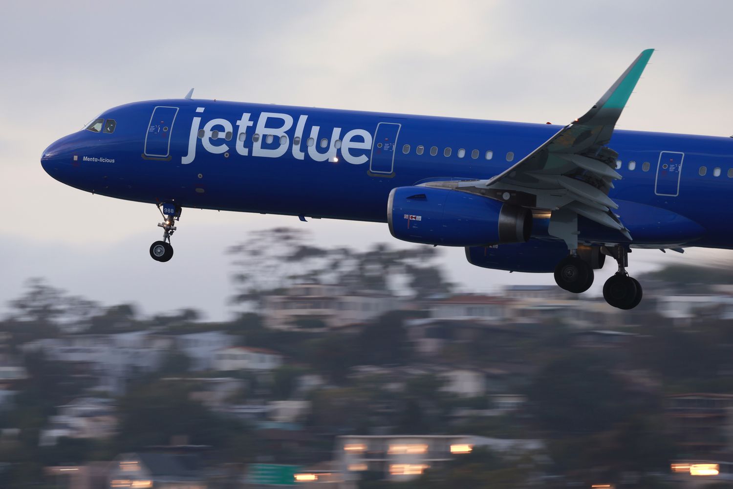 Report: JetBlue, United in Partnership Talks 4 June 16, 2025 4:33 pm Report: JetBlue, United in Partnership Talks A JetBlue Airways Airbus A321 airplane approaches San Diego International Airport