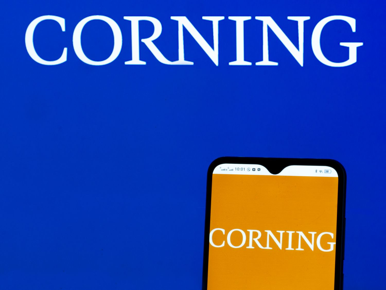 Corning Stock Rises as Specialty-Glass Maker Raises Long-Term, Quarter 1 Outlooks 3 April 20, 2025 12:00 am Corning Stock Rises as Specialty-Glass Maker Raises Long-Term, Quarter 1 Outlooks Corning logo displayed on a smartphone and in the background