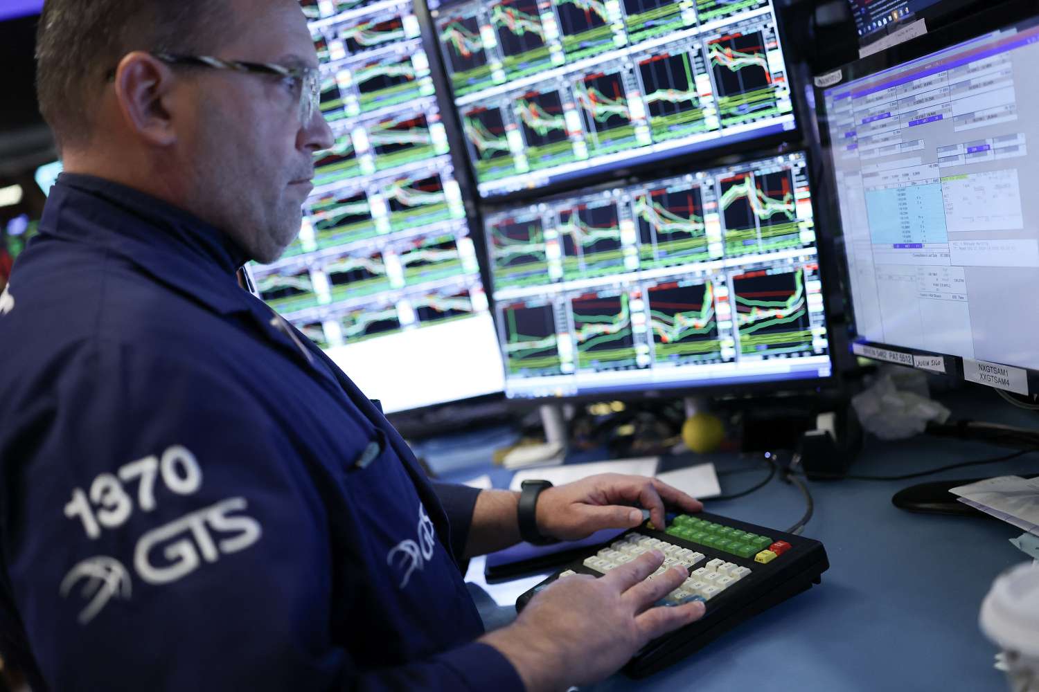 Treasury Yields Reach 6-Month Lows as Trump Tariffs Raise Markets 3 July 16, 2025 3:59 am Treasury Yields Reach 6-Month Lows as Trump Tariffs Raise Markets Traders works on the floor of the New York Stock Exchange
