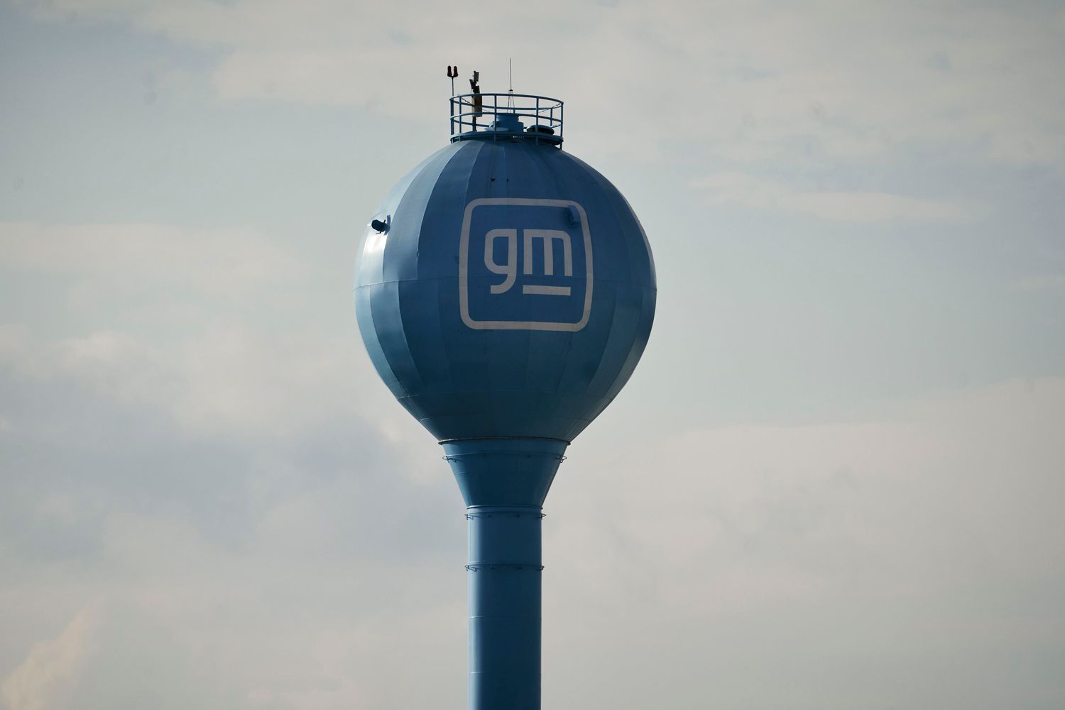 Top Stock Movers - GM, AutoZone and Tesla 6 August 29, 2025 8:19 pm Top Stock Movers - GM, AutoZone and Tesla Signage at the General Motors Ramos Arizpe facility in Ramos Arizpe, Coahuila, Mexico