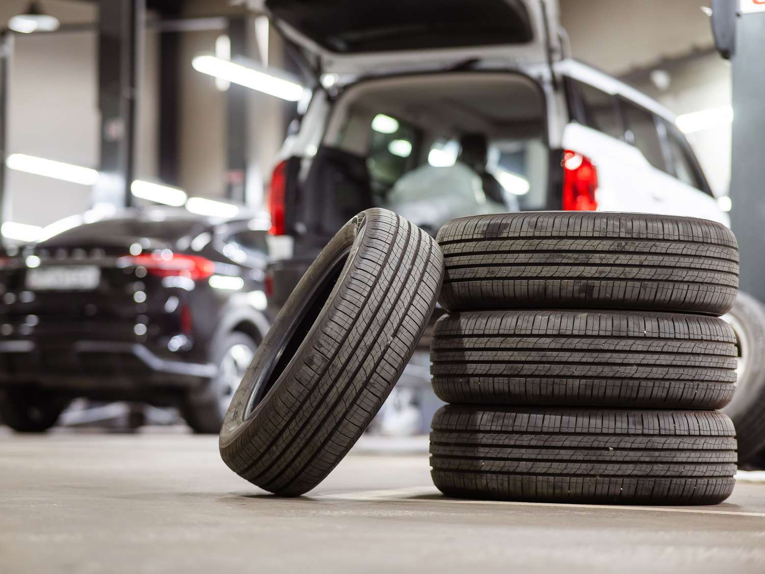 JPMorgan warns that the tariffs are going to increase the price of car tires. 3 June 14, 2025 10:38 am JPMorgan warns that the tariffs are going to increase the price of car tires. Stack of tires in front of cars.