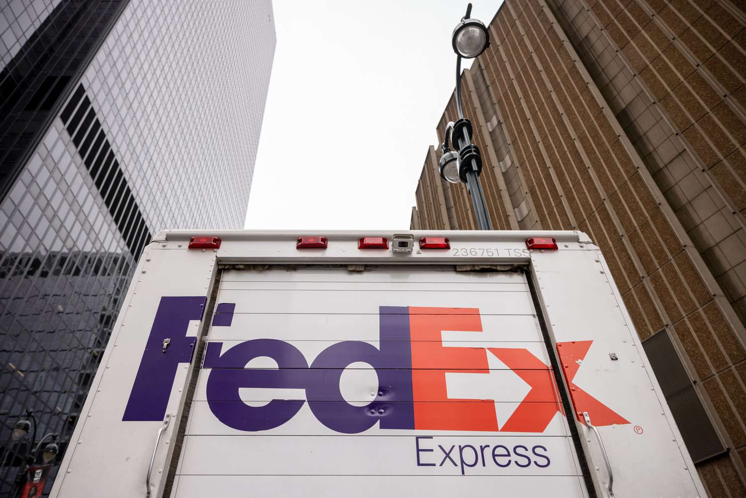 Watch FedEx prices as stocks fall after the logistics giant reduces its outlook 3 July 5, 2025 12:01 am Watch FedEx prices as stocks fall after the logistics giant reduces its outlook A FedEx truck in New York City on Thursday.