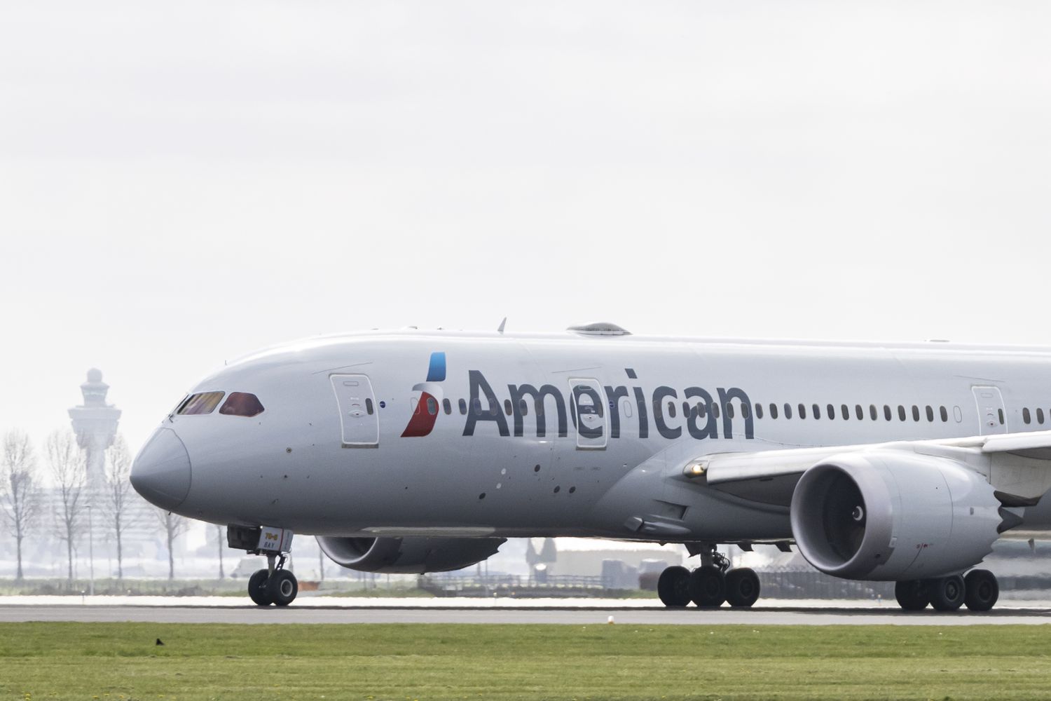 American Airlines and Rivals both withdraw their full-year outlook 4 August 29, 2025 8:17 pm American Airlines and Rivals both withdraw their full-year outlook United Airlines Boeing 787-8 Dreamliner passenger aircraft