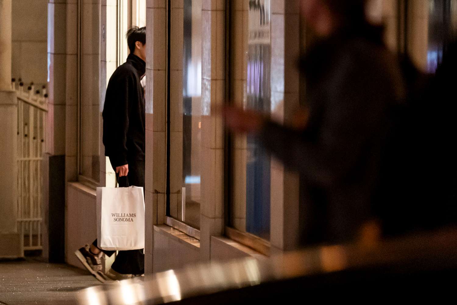 Williams-Sonoma Results Beat Estimates. Here's why the stock is down. 3 April 20, 2025 12:47 am Williams-Sonoma Results Beat Estimates. Here's why the stock is down. A shopper carries a Williams-Sonoma bag in San Francisco in December.