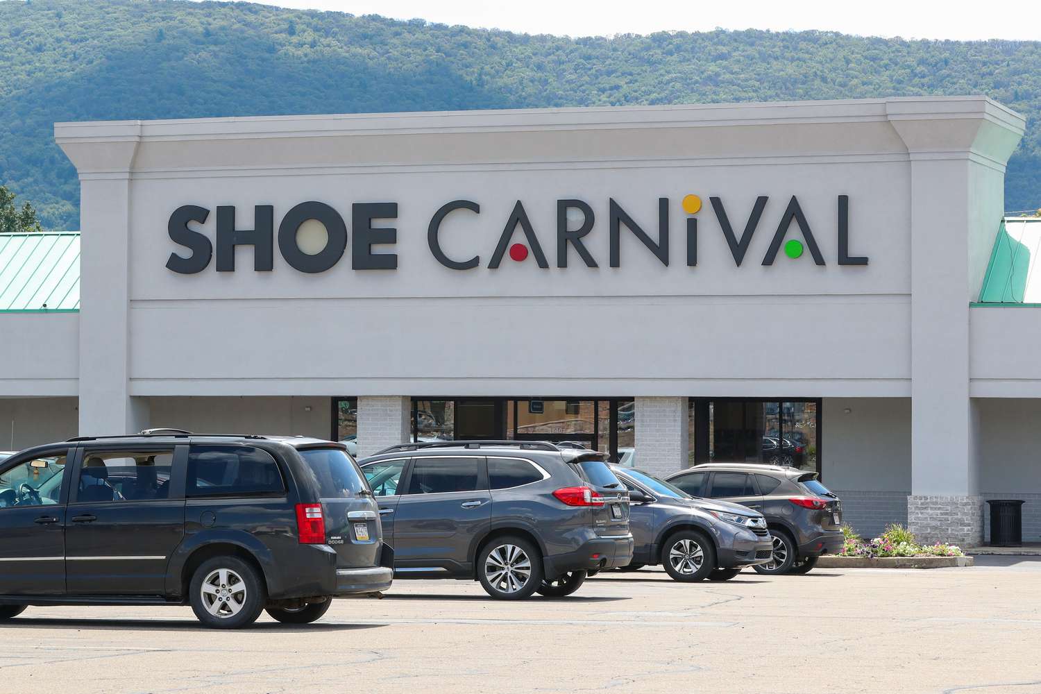 Shoe Carnival Issues Lackluster 2025 Sales Forecast 4 August 29, 2025 8:19 pm Shoe Carnival Issues Lackluster 2025 Sales Forecast Cars are parked in front of a Shoe Carnival store.