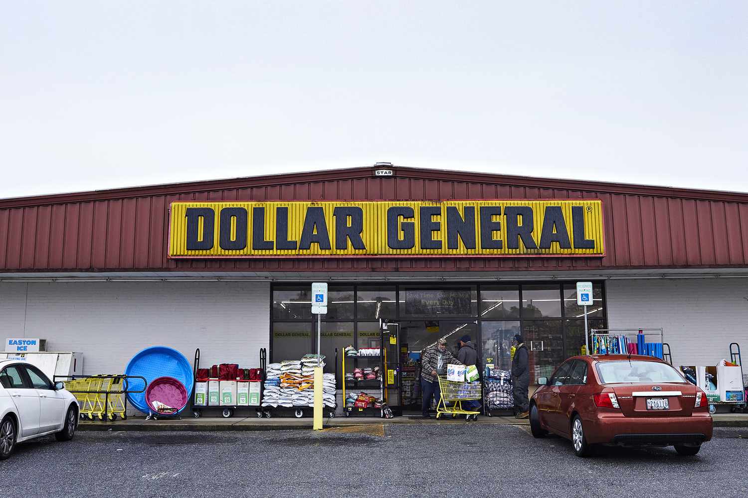 Dollar General Wants Customers to Trade Down, Picking Up Delivery is a Winning Combo 2 April 19, 2025 10:25 pm Dollar General Wants Customers to Trade Down, Picking Up Delivery is a Winning Combo A costumer leaves Dollar General.