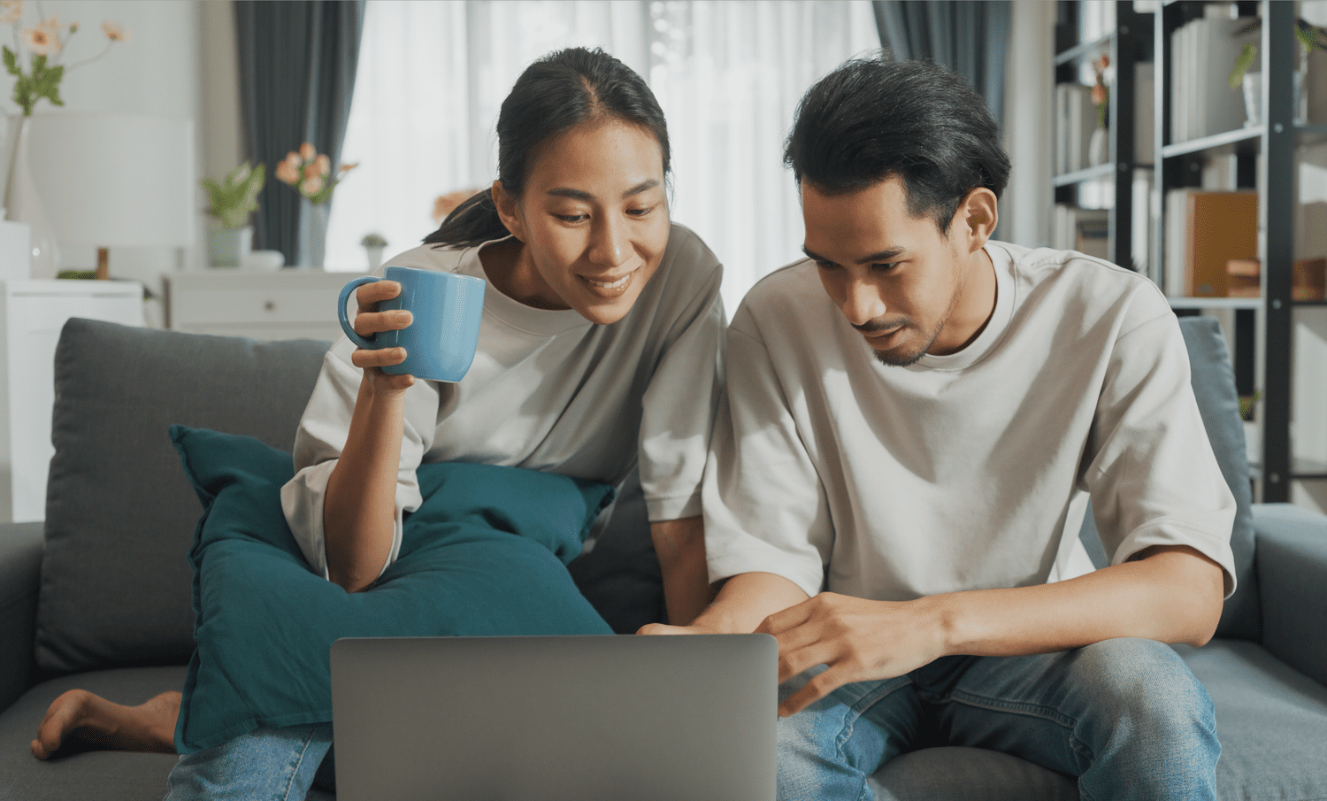 At the moment's Mortgage Charges by State – Apr. 4, 2025 3 June 16, 2025 3:52 pm At the moment's Mortgage Charges by State – Apr. 4, 2025 Young couple sitting on their sofa and looking together at mortgage rates on a laptop