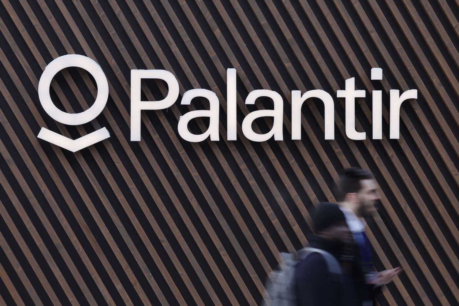 Palantir Stock Drops After NATO Acquires AI Warfighting System 3 June 16, 2025 6:40 am Palantir Stock Drops After NATO Acquires AI Warfighting System Palantir Technologies logo.