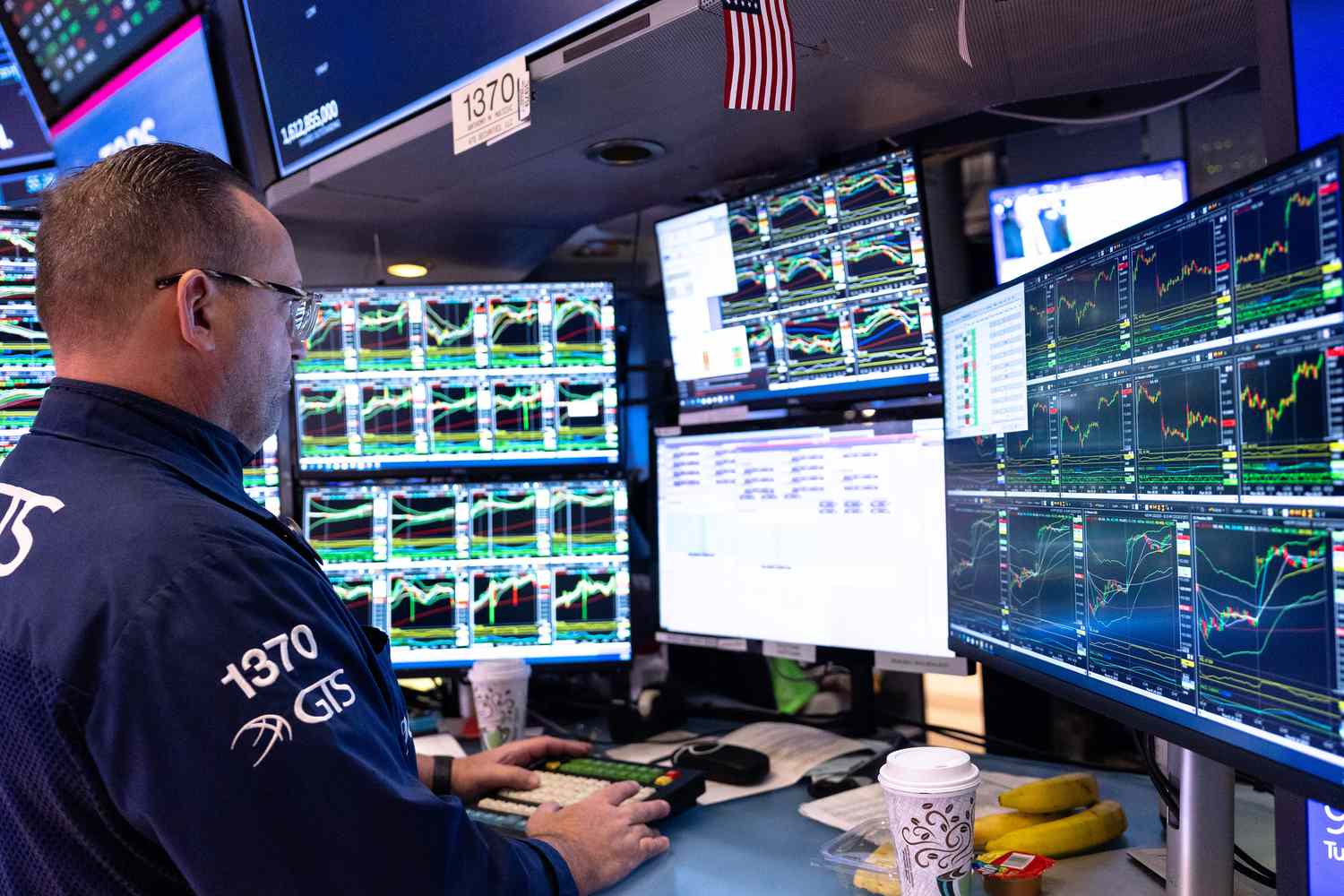 Barclays Analysts Are Latest To Cut S&P500 Forecast Amid Uncertainty Over Tariffs 4 August 29, 2025 8:21 pm Barclays Analysts Are Latest To Cut S&P500 Forecast Amid Uncertainty Over Tariffs A stock trader stands at a desk looking at several computer monitors with stock charts