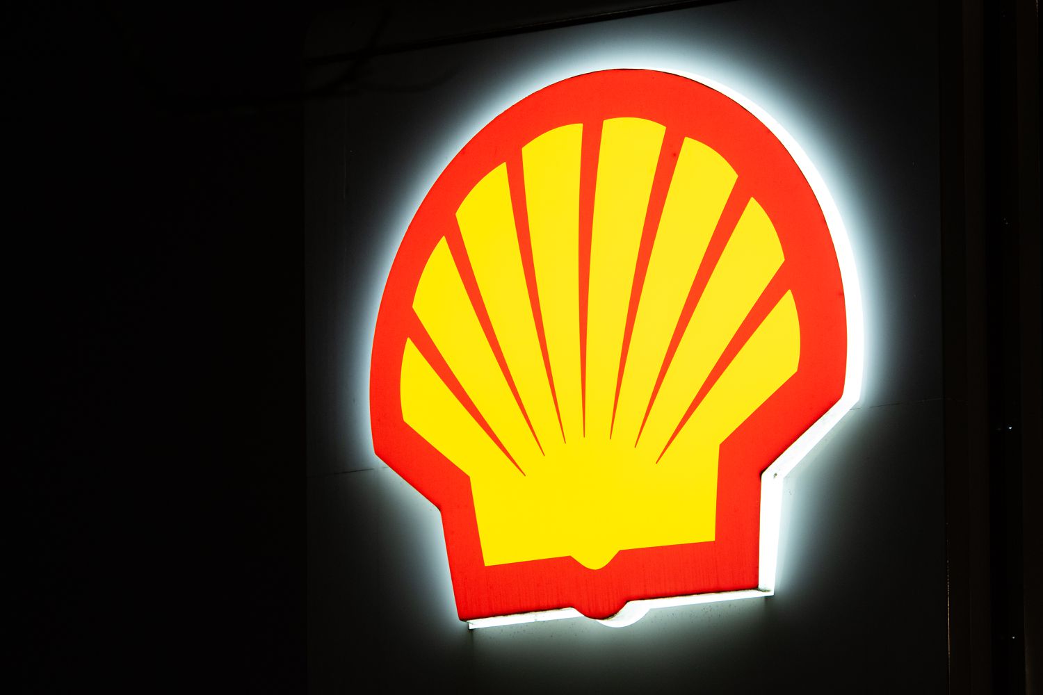 Shell Cuts Q1 Fuel Manufacturing Outlook 3 July 21, 2025 9:44 pm Shell Cuts Q1 Fuel Manufacturing Outlook A Shell logo at a filling station