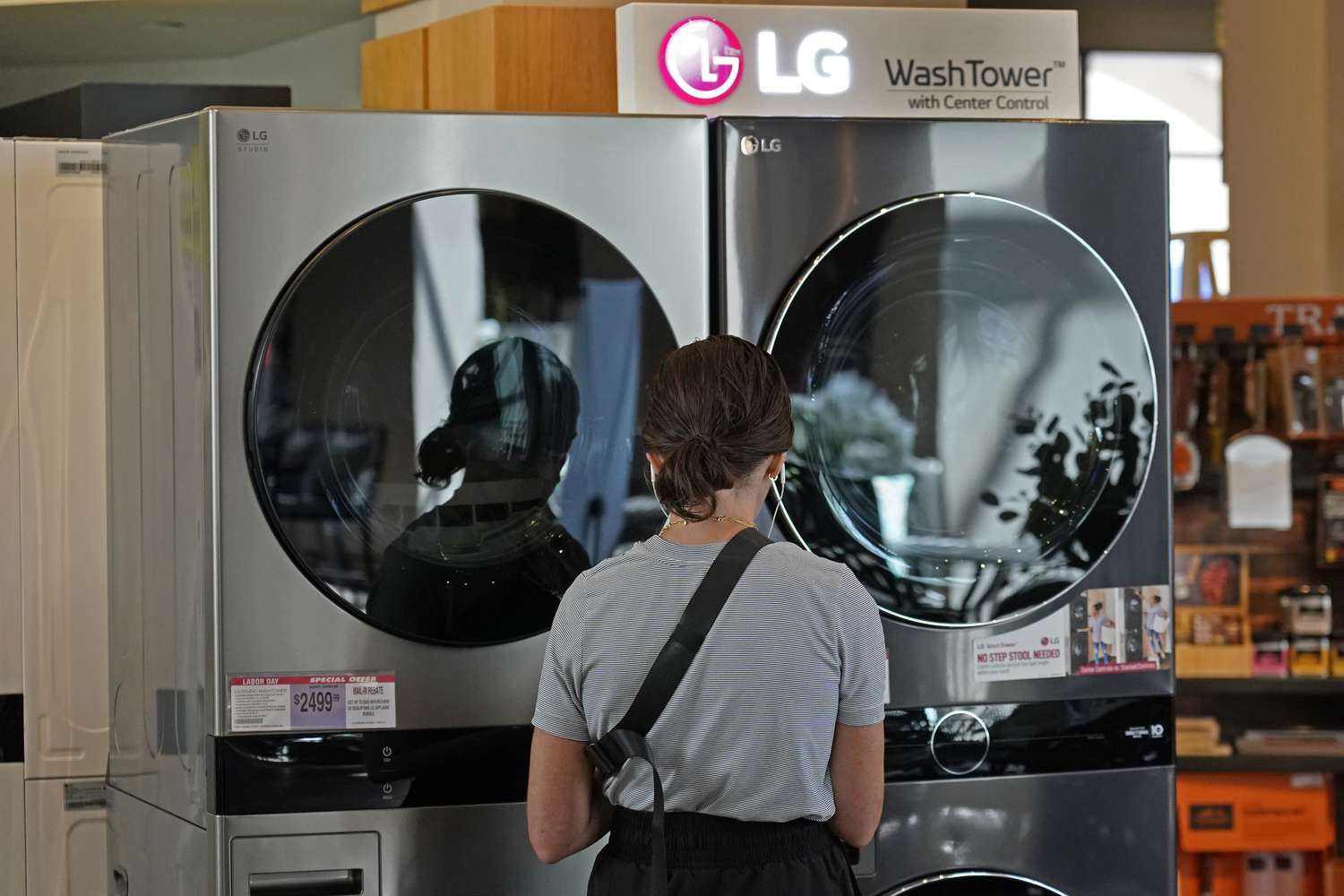 Bank of America says that consumers are aware of rising prices but still plan to make large purchases. 3 April 20, 2025 12:18 am Bank of America says that consumers are aware of rising prices but still plan to make large purchases. A shopper stands near a washer-dryer set.