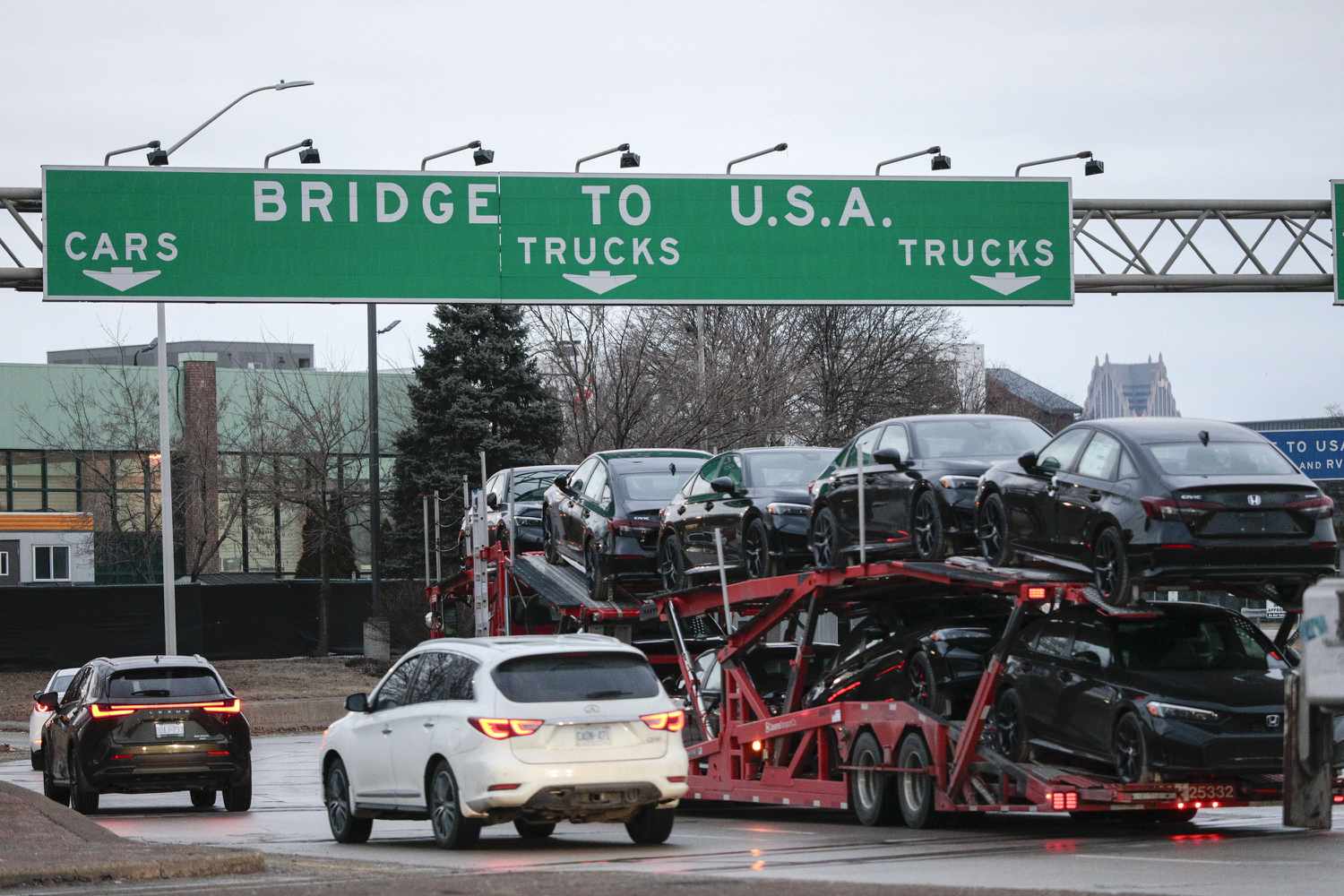 Goldman Sachs Projects US Rate Cuts for Three Years in 2025, Increasing Recession Probability by 35% 3 July 13, 2025 4:39 pm Goldman Sachs Projects US Rate Cuts for Three Years in 2025, Increasing Recession Probability by 35% A car hauler heads to cross the Ambassador Bridge between Windsor, Canada and Detroit