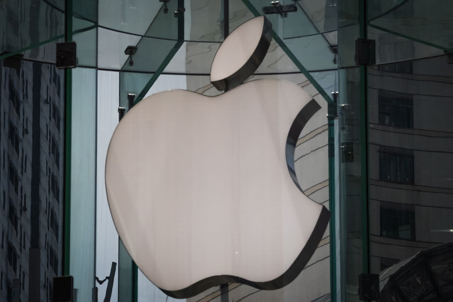 Apple Stocks Drop amid Worries about Tariff Impact 3 June 14, 2025 10:10 am Apple Stocks Drop amid Worries about Tariff Impact Apple Store in Chongqing, China.