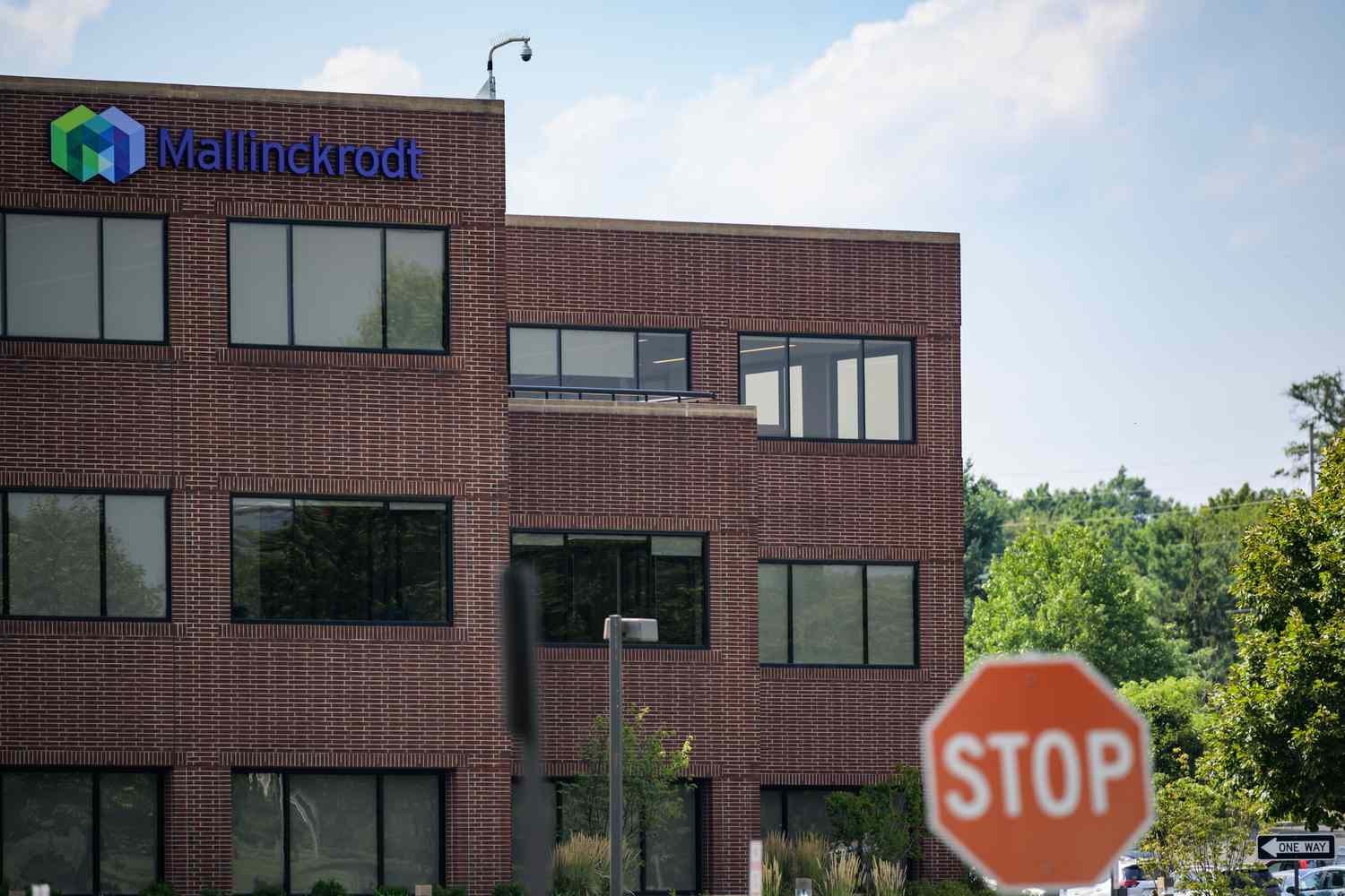 Drugmakers Mallinckrodt & Endo to Merge & Plan NYSE Listing 2 April 19, 2025 10:17 pm Drugmakers Mallinckrodt & Endo to Merge & Plan NYSE Listing Mallinckrodt Pharmaceuticals office in Bedminster, New Jersey.