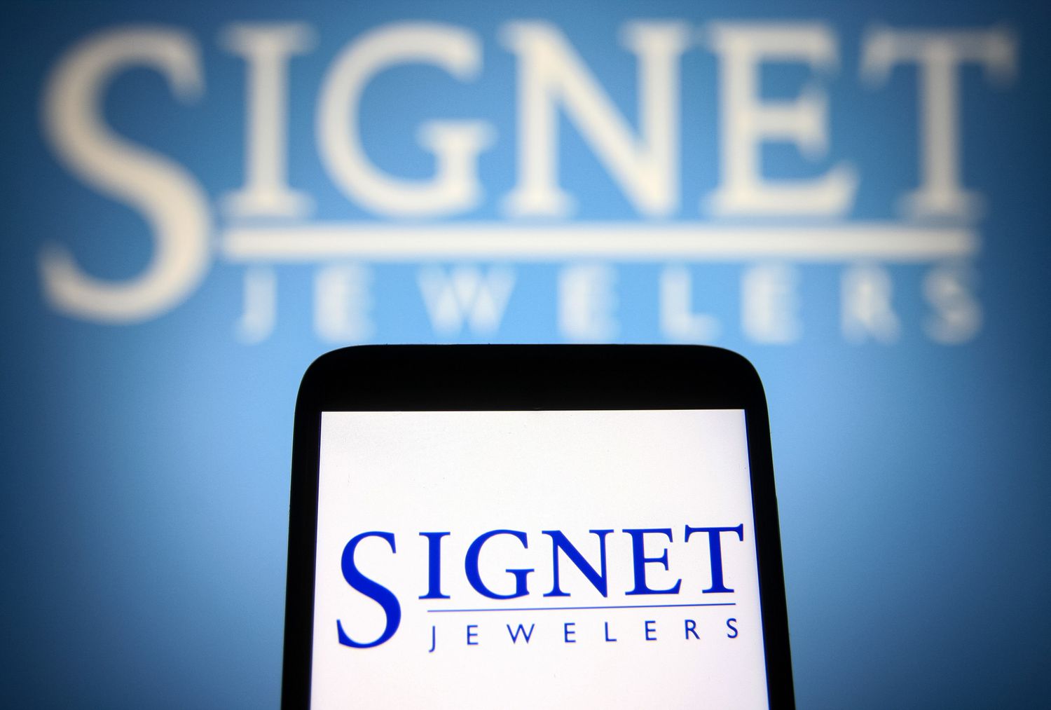 Signet Jewelers stock soars after holiday sales, new strategy boosts results 4 April 19, 2025 11:36 pm Signet Jewelers stock soars after holiday sales, new strategy boosts results Signet Jewelers logo is seen on a smartphone and a PC screen