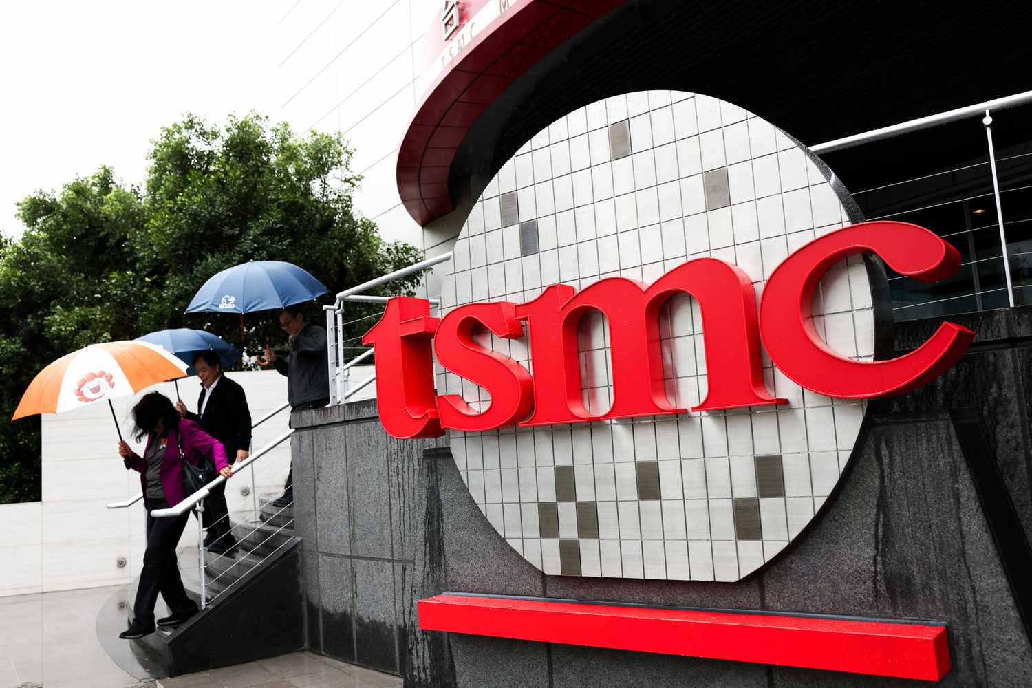 Report says TSMC could be fined $1 billion for violating the export control rules. 3 June 14, 2025 10:34 am Report says TSMC could be fined $1 billion for violating the export control rules. TSMC Museum of Innovation.