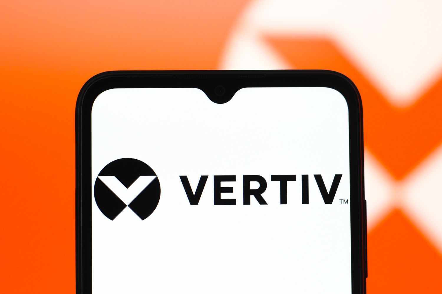 Barclays analysts cut price target on Vertiv stock, causing the stock to tumble. 3 June 15, 2025 10:15 am Barclays analysts cut price target on Vertiv stock, causing the stock to tumble. The Vertiv logo on a smartphone screen, with a larger version of the logo in orange in the background